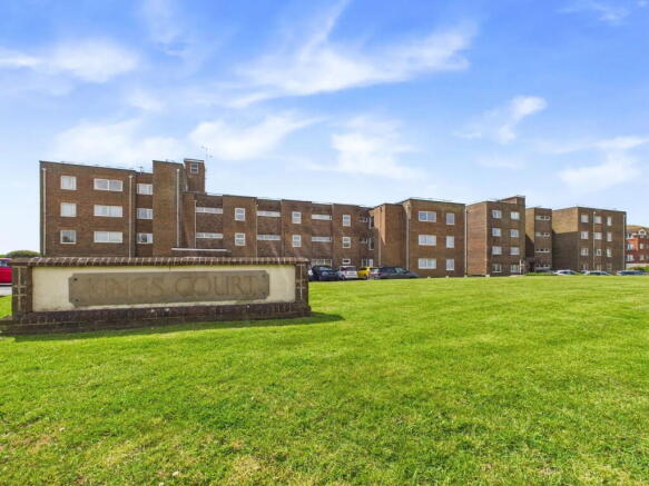 2 bed property, in Kings Court, £235,000