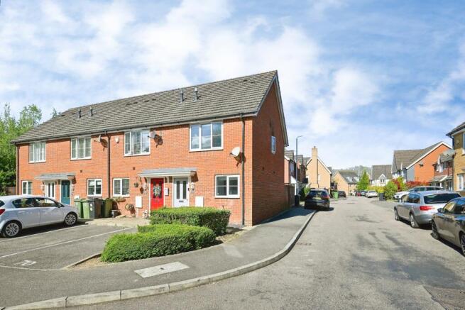 2 bed property, in Roman Way, £280,000