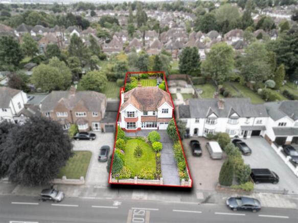 5 bed property, in Penns Lane, £690,000