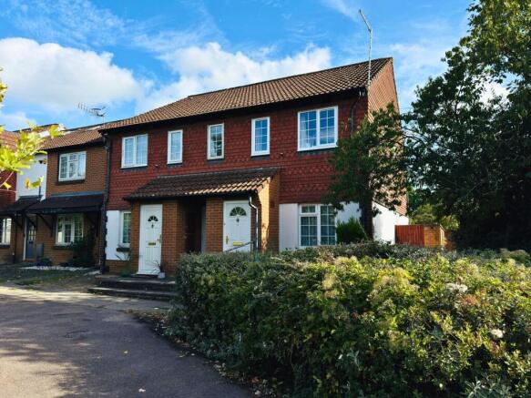 1 bed property, in Craven Road, £240,000