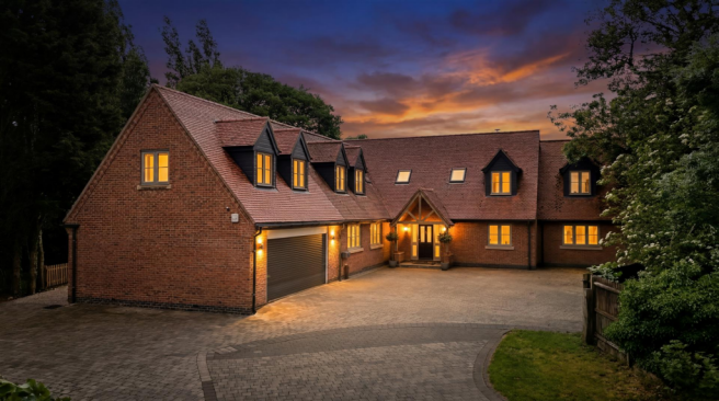 5 bed property, in Green Lane, £1,250,000