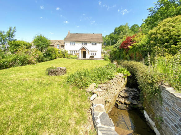 5 bed property, in Twyn Shon Ifan, £560,000