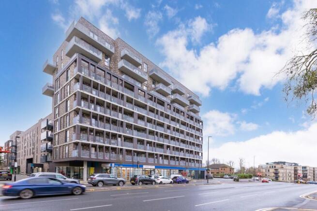 2 bed property, in Crossways, £300,000