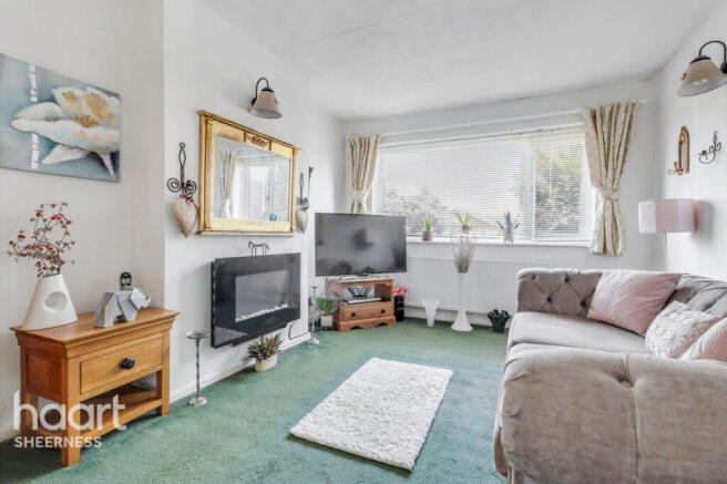 2 bed property, in Darlington Drive, £250,000