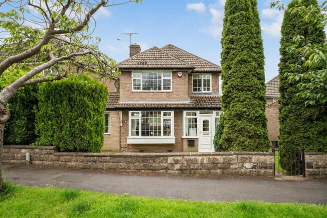4 bed property, in Winchester Crescent, £400,000