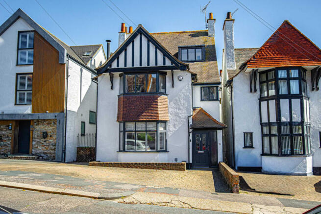 5 bed property, in Leigh Cliff Road, £1,200,000