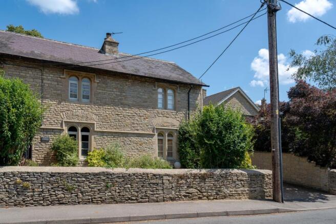 4 bed property, in Alchester Road, £925,000