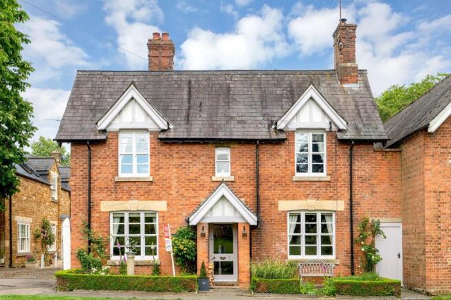 3 bed property, in Wood Lane, £450,000
