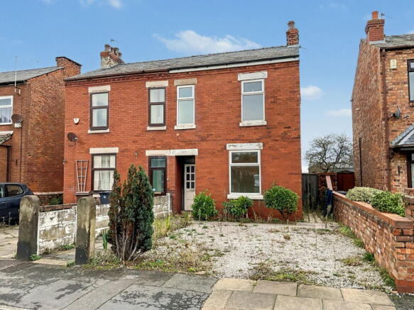 3 bed property, in Kew Road, £165,000