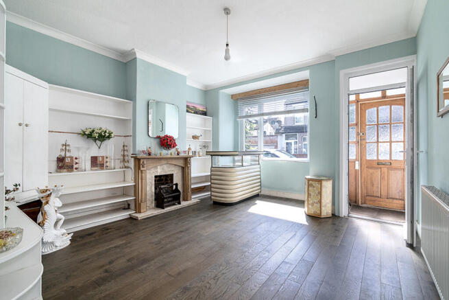 2 bed property, in North Avenue, £425,000