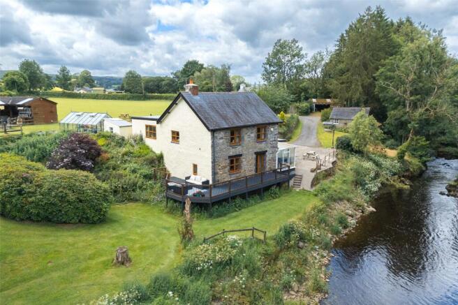 4 bed property, in Llanerfyl, £725,000