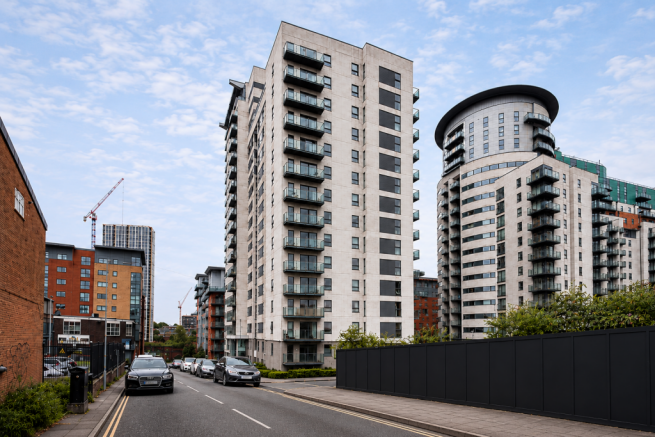 2 bed property, in Britton House, £175,000