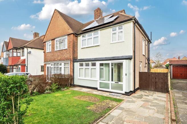 3 bed property, in Daneswood Avenue, £550,000