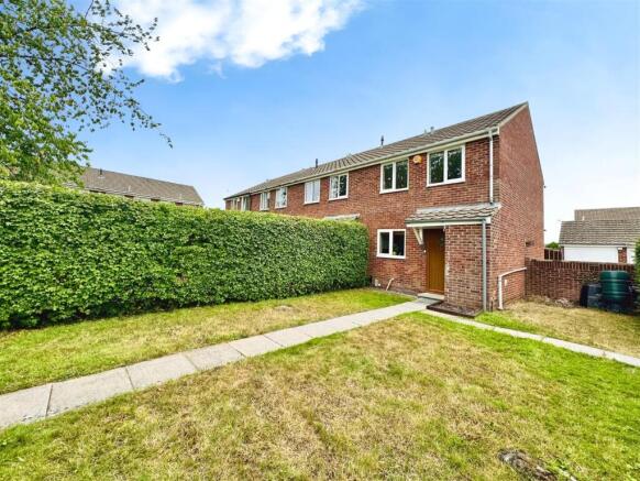 3 bed property, in Holly Close, £274,000