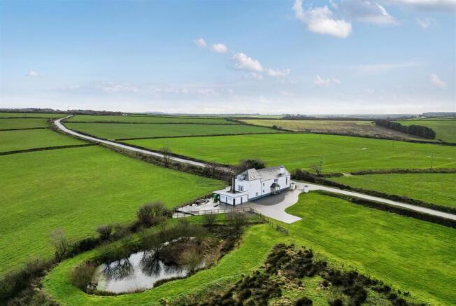 4 bed property, in Higher Clovelly, £895,000