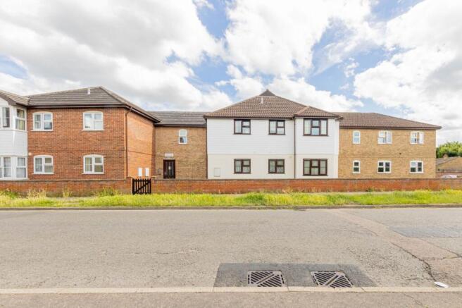 1 bed property, in Wheatfield Road, £110,000