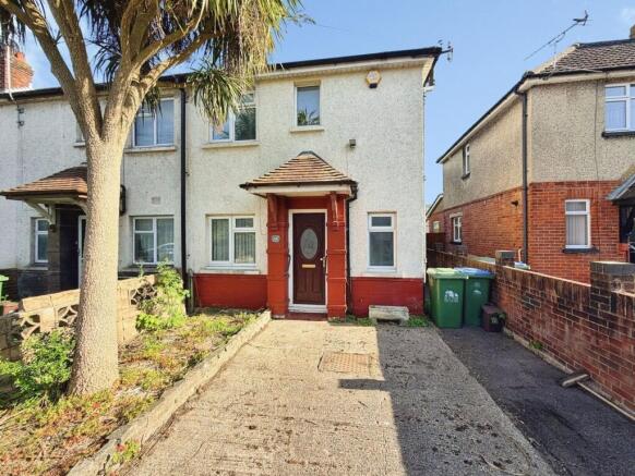 3 bed property, in Honeysuckle Road, £250,000