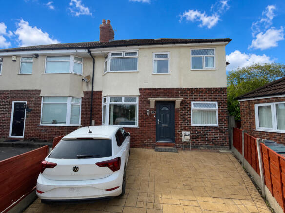 4 bed property, in Sandileigh Avenue, £290,000