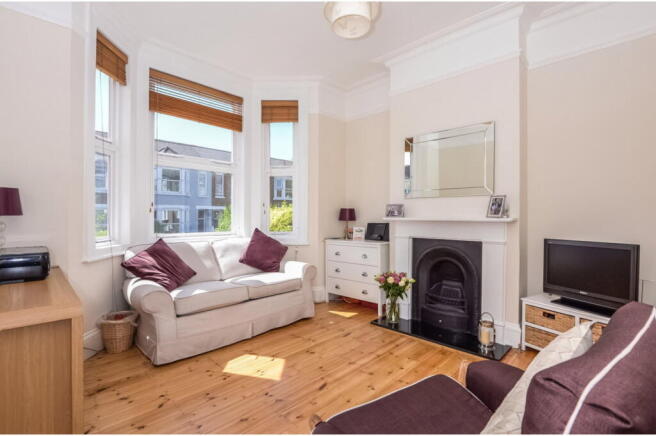 1 bed property, in Glebe Road, £400,000