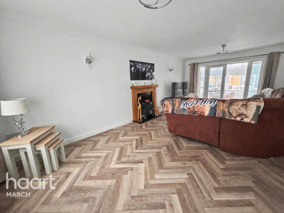 4 bed property, in Charlemont Drive, £600,000