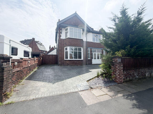 4 bed property, in SOUGHT AFTER LOCATION / GREAT POTENTIAL - Parkway, £365,000