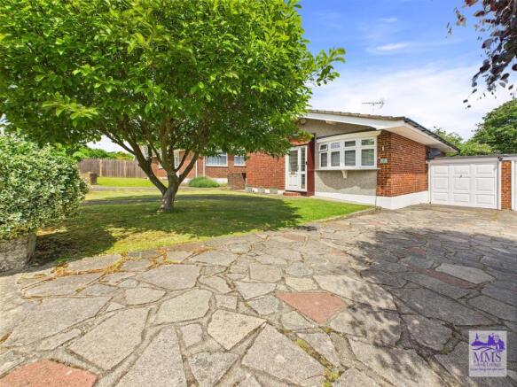 2 bed property, in Deerhurst Close, £575,000