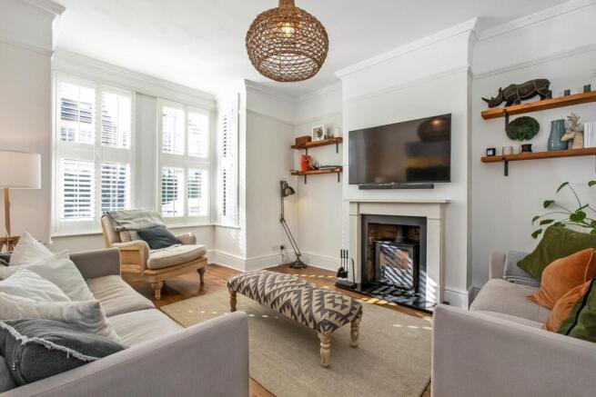 4 bed property, in Queenswood Road, £900,000