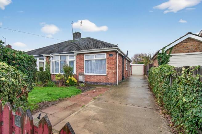2 bed property, in Kestrel Wood Way, £270,000