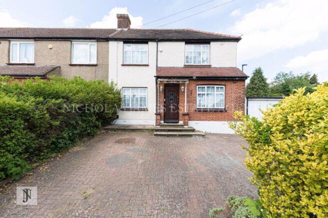 3 bed property, in The Fairway, £670,000
