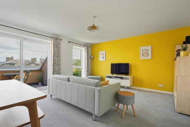 2 bed property, in Sandygate Road, £220,000