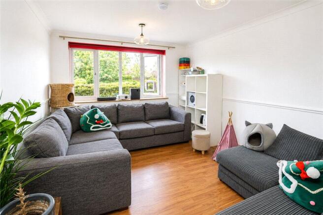 3 bed property, in South Norwood Hill, £270,000
