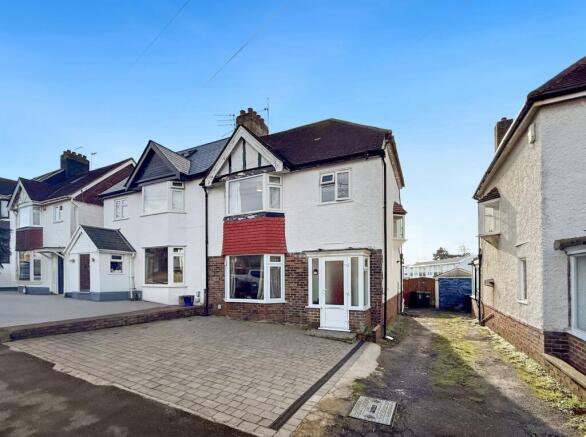 3 bed property, in Maple Gardens, £525,000
