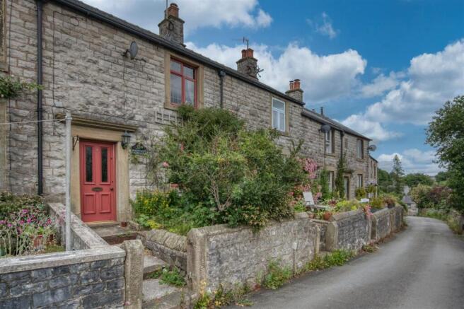 2 bed property, in Terrace Road, £200,000