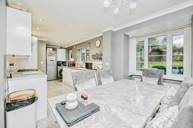 3 bed property, in Clos Tyn Y Coed, £280,000