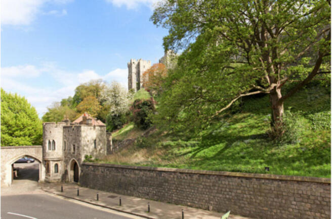 1 bed property, in Thames Street, £300,000