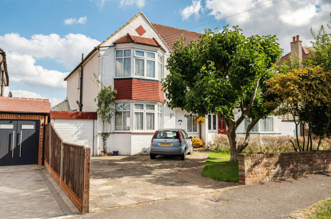 4 bed property, in Meadow Road, £750,000
