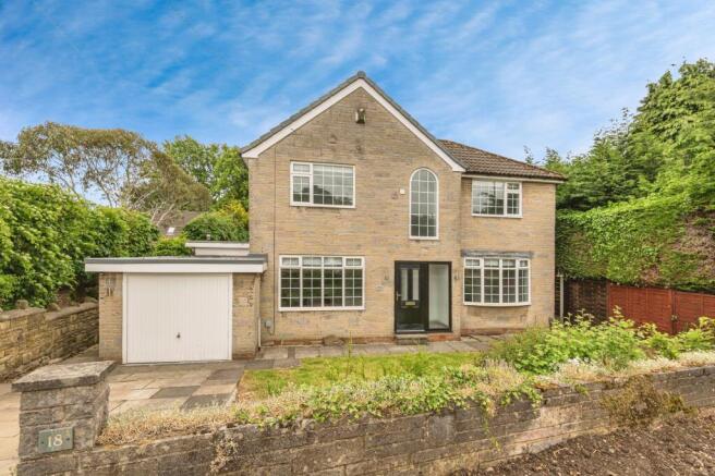 4 bed property, in Woodhall Park Grove, £570,000