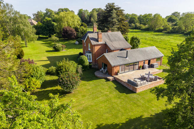 4 bed property, in Torrington Lane, £795,000
