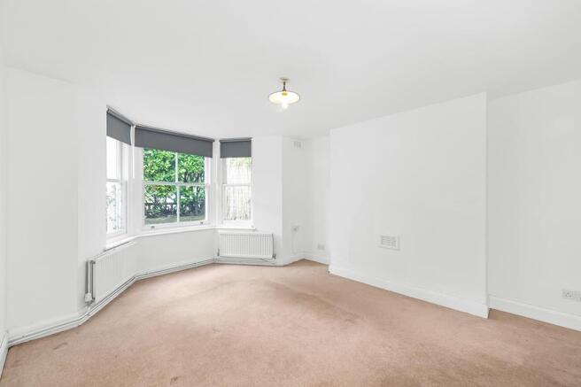 1 bed property, in Lordship Lane, £400,000