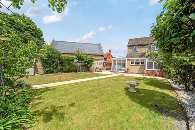 3 bed property, in Priors Hill, £395,000
