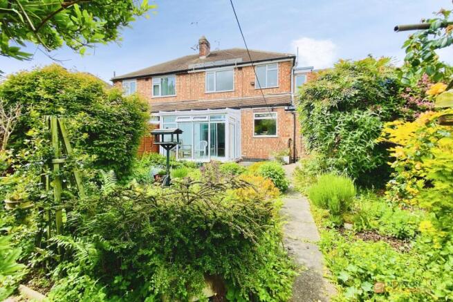 4 bed property, in Fairbourne Road, £300,000