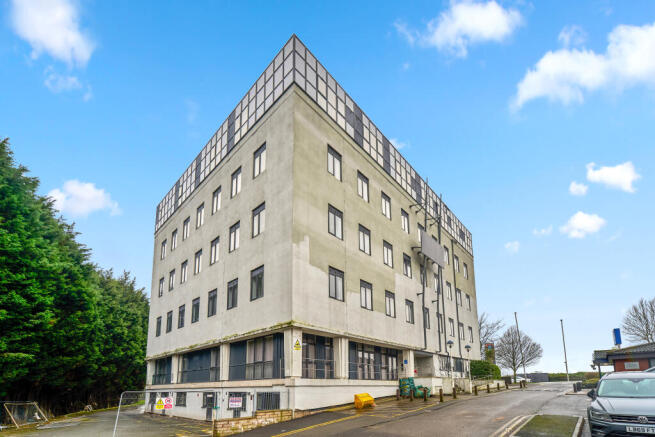 1 bed property, in 205 Oak Court, £40,000