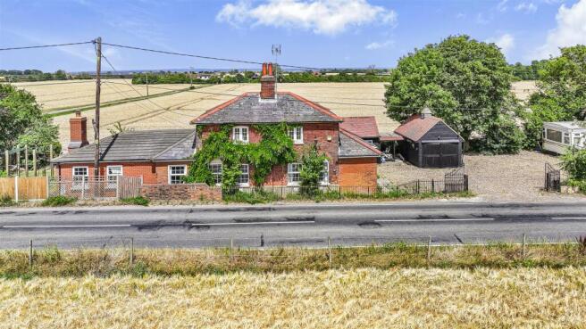 4 bed property, in Green Lane, £695,000