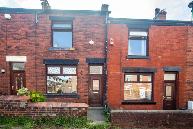 2 bed property, in Knowsley Grove, £125,000