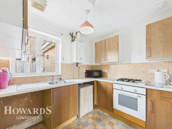 2 bed property, in High Path, £250,000
