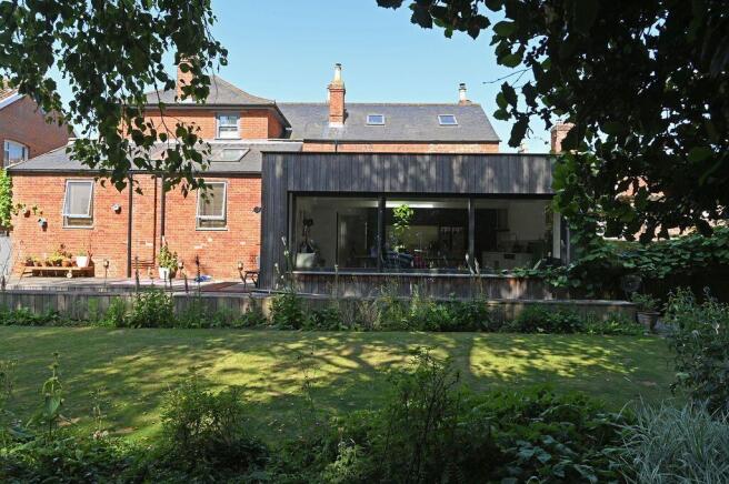 5 bed property, in South Entrance, £850,000