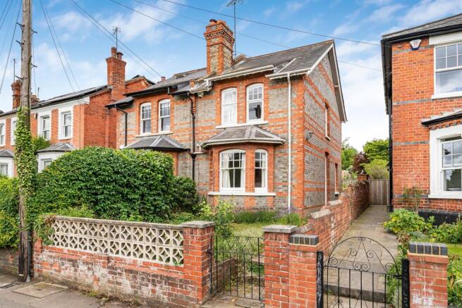 3 bed property, in Hemdean Road, £550,000