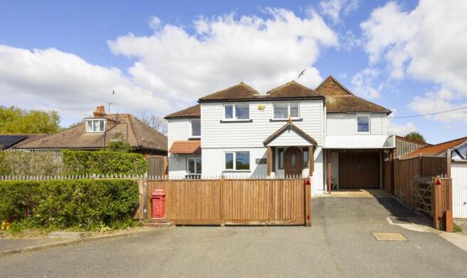5 bed property, in Main Road, £695,000