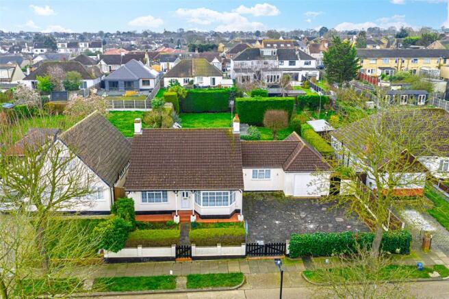 2 bed property, in Briarwood Drive, £625,000
