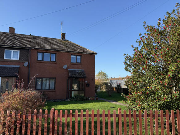 3 bed property, in Ash Road, £190,000